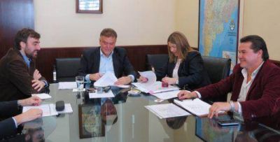 Bertone firm� convenios por 128 viviendas