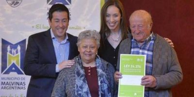 Nardini recibi� a Vidal y entregaron escrituras en Malvinas Argentinas