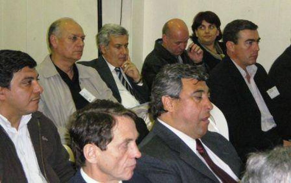 Torroba, Olivero y Kenny en el Foro de Intendentes de la UCR 