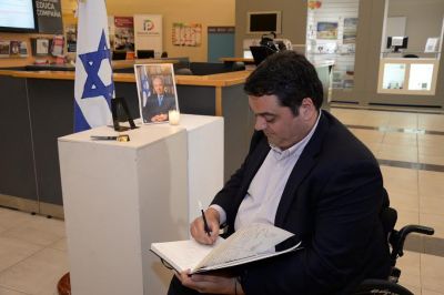 Argentina. Shimon Peres. El Ministro Jorge Triaca visit� la AMIA y firm� el Libro de Condolencias