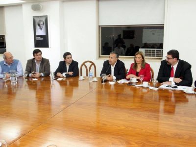 Intendentes oficialistas llevar�n sus pedidos al Presidente
