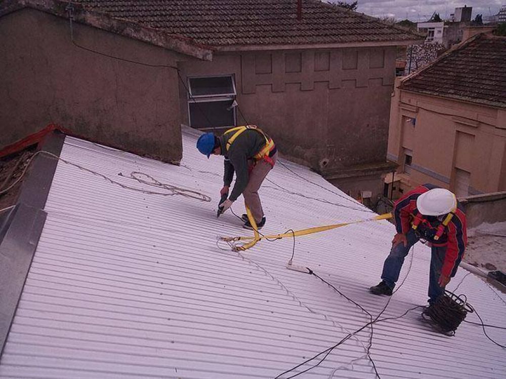 Reemplazan techos del Hospital Unzu�