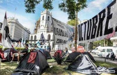 Los Movimientos Sociales llevan el tercer d�a de acampe sin que Pe�a los reciba