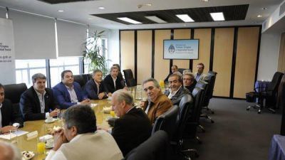 El Gobierno y la CGT seguir�n negociando y el paro qued� en suspenso