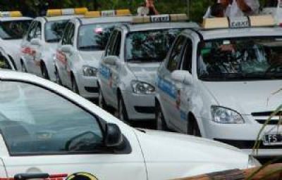 Taxistas y remiseros de Carlos Paz piden suba del 30% en las tarifas