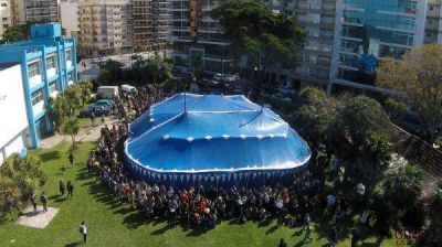 Emotivo abrazo solidario al Circo La Audacia
