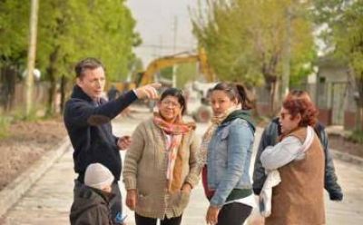  Gray supervis� obras de pavimentaci�n en 9 de Abril