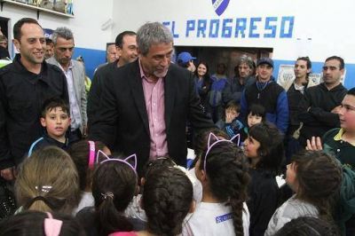 Ferraresi entreg� un subsidio de 40 mil pesos al Club �El Progreso�