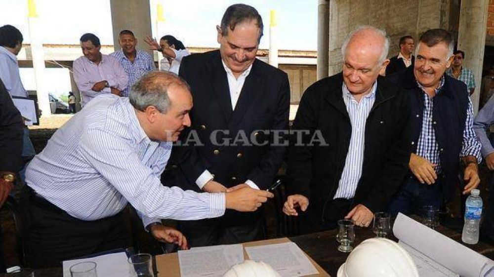 Denuncian que Jos� L�pez retir� de Tucum�n los bolsos con dinero que llev� al convento
