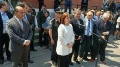 Manzur le present� el proyecto de la base de Gendarmer�a a Bullrich