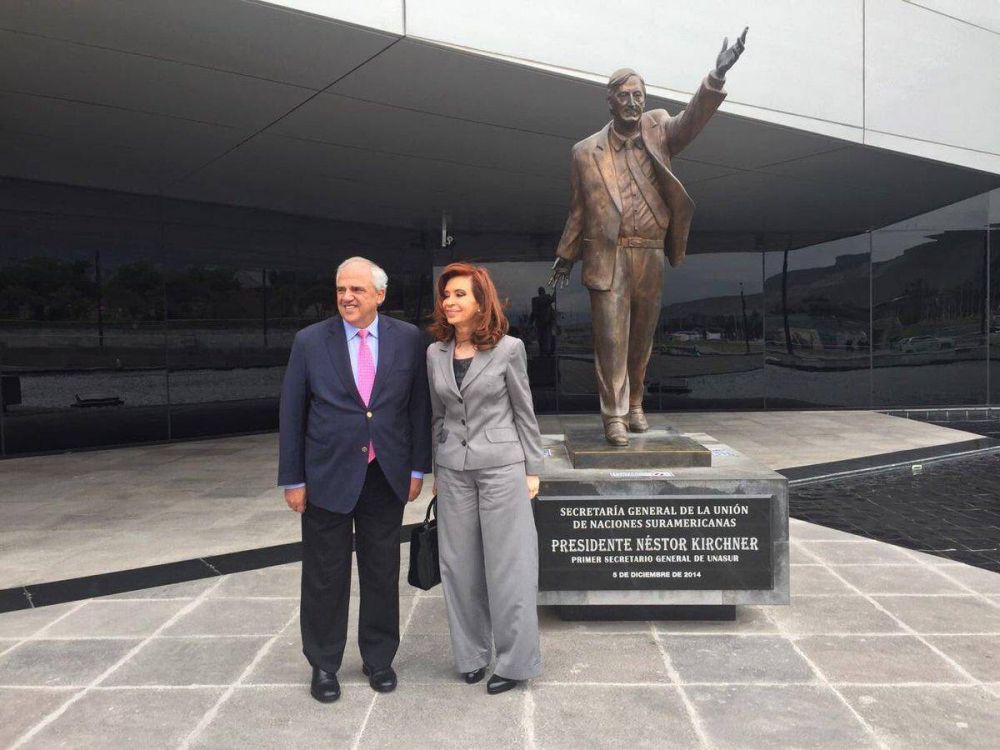 CFK visit la Unasur y la biblioteca Gabriel Garca Marquez