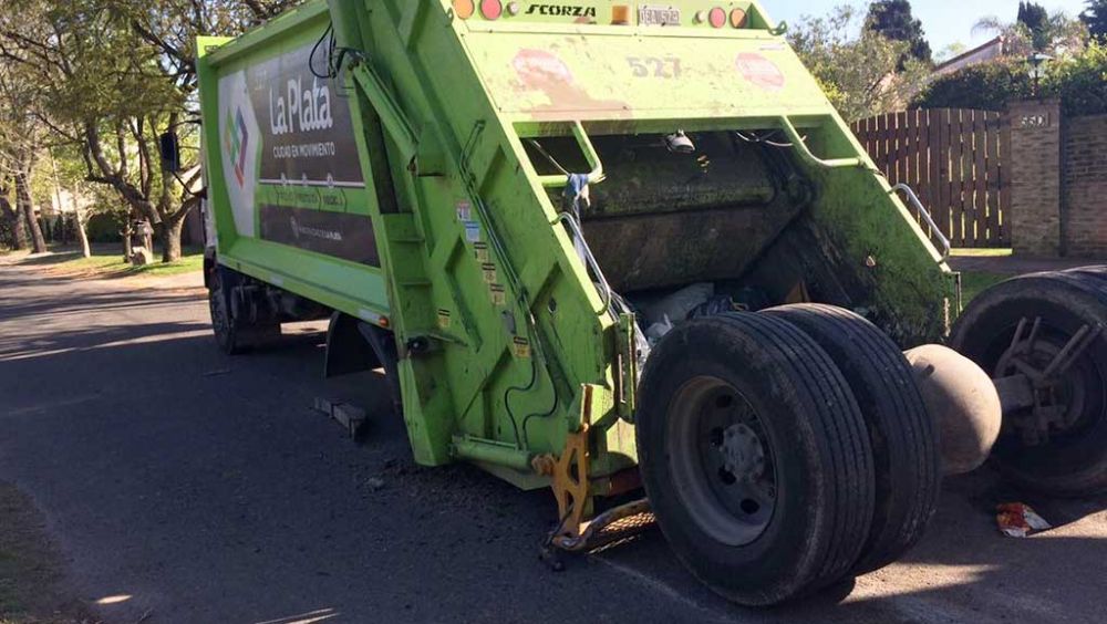 Se rompió un camión recolector de residuos y un trabajador resultó herido