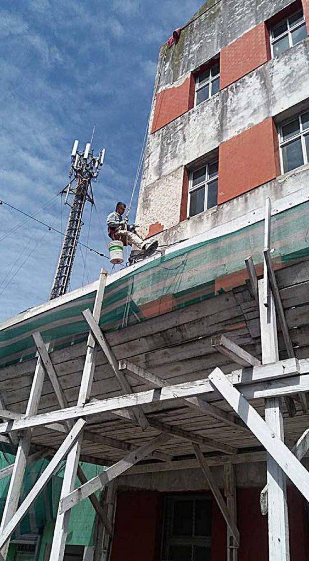 Debido a una obra paralizada, padres decidieron arreglar una escuela