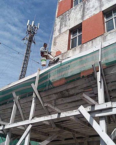 Debido a una obra paralizada, padres decidieron arreglar una escuela