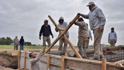 Contin�an las obras en el barrio El Pinar