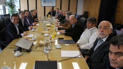 Gobernadores e intendentes, en alerta por el bono de fin de a�o