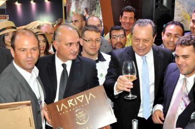 Santos pas� por el stand de La Rioja y resalt� las bondades tur�sticas de la provincia