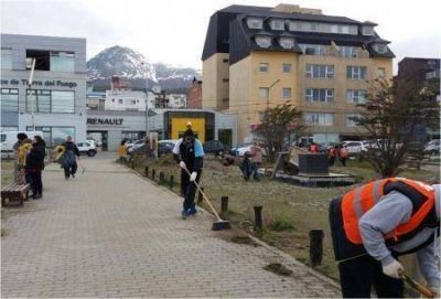 Limpiaron plazoletas centrales de avenida Maip�