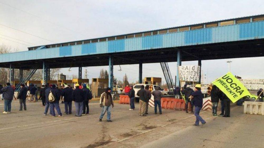 La UOCRA Neuqu�n cort� el tr�nsito en los puentes Cipolletti-Neuqu�n y Cinco Saltos Centenario