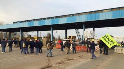 La UOCRA Neuqu�n cort� el tr�nsito en los puentes Cipolletti-Neuqu�n y Cinco Saltos Centenario