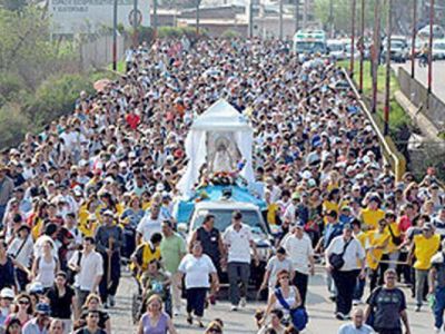 Miles de peregrinos de la Di�cesis marcharon a Luj�n