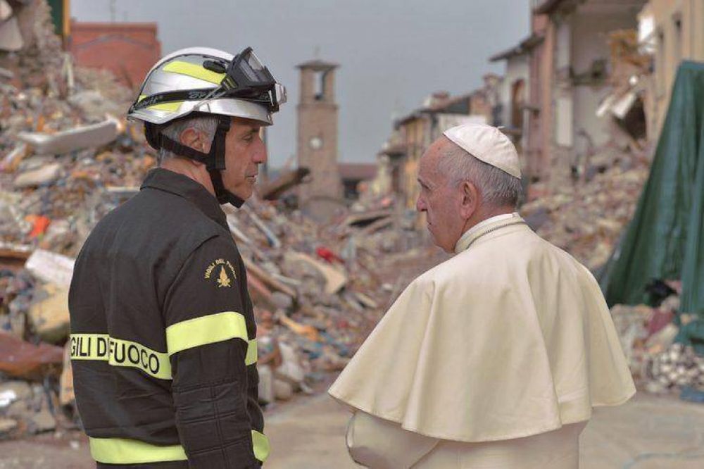 Visita sorpresa del Papa a la poblacin golpeada por el terremoto en Italia