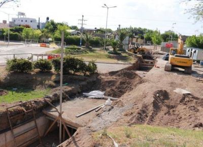 Seguir�n los cortes en Per�n y Roca por la obra de desag�es