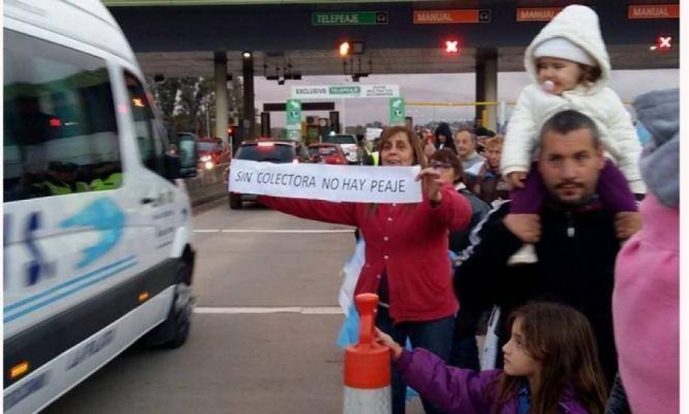 Peaje Larena: Tras el anuncio de colectoras, vecinos insisten en obtener pases libres
