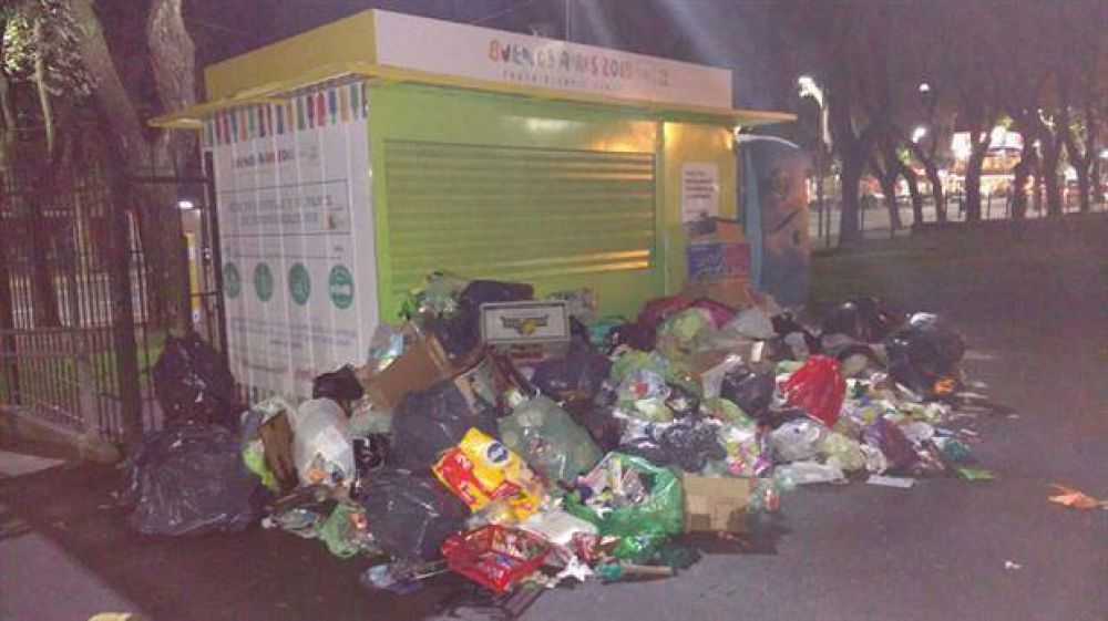 Problemas en los Puntos Verdes de la Ciudad: hay basura acumulada en las plazas y denuncian despidos