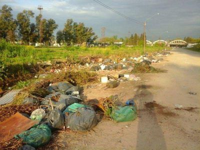 Denuncian basural clandestino en el barrio Universidad