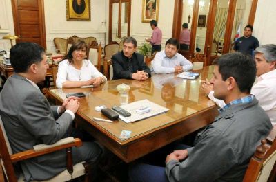 El gobernador Casas recibi� al padre de la juvenil tenista Jazm�n Ortenzi
