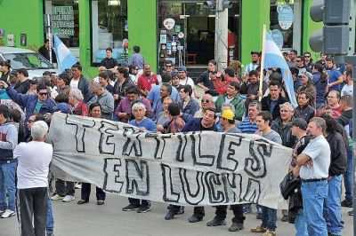 Trabajadores de Guilford se movilizaron una vez m�s al Municipio y reclamaron por las fuentes laborales