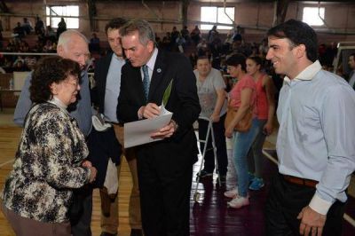Gay entreg� escrituras a familias bahienses que comenzaron sus tr�mites hace 20 a�os