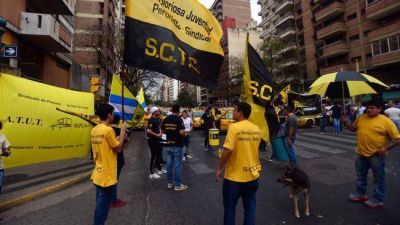 Taxistas consiguen les restituyan m�s paradas en el Centro