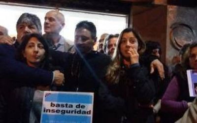Multitudinaria marcha en El Palomar para pedir seguridad tras el crimen de una mujer