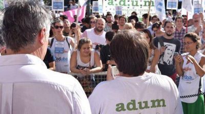 M�s del 90% de los docentes universitarios adhiri� al paro de Adum