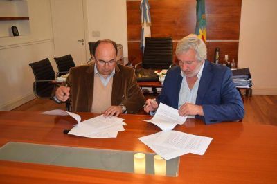 Firma del convenio correspondiente para instrumentar el Bolet�n Oficial de Saladillo