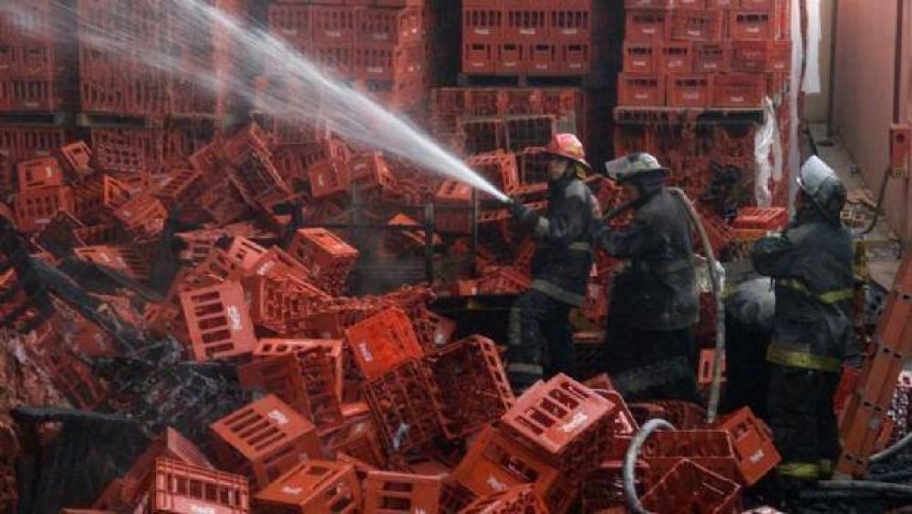Importante incendio en los depsitos de la Coca Cola
