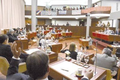 La Legislatura se hizo eco de la crisis petrolera y textil