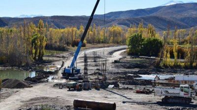 El conflicto para iniciar el puente sobre el Curi Leuv� se podr�a destrabar la siguiente semana