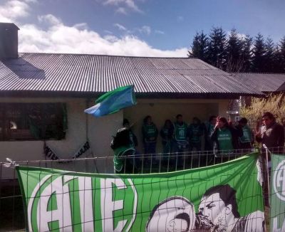 ATE tom� el Distrito Educativo y reclama pago de la ropa para auxiliares de servicio