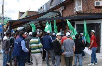 El Sindicato de Pasteleros realiz� un escrache a una pizzer�a de Castelar que adeuda salarios y aportes a sus 22 trabajadores