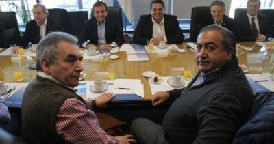 Con problemas para articular el bono, el Gobierno le pide a la CGT bajar expectativas