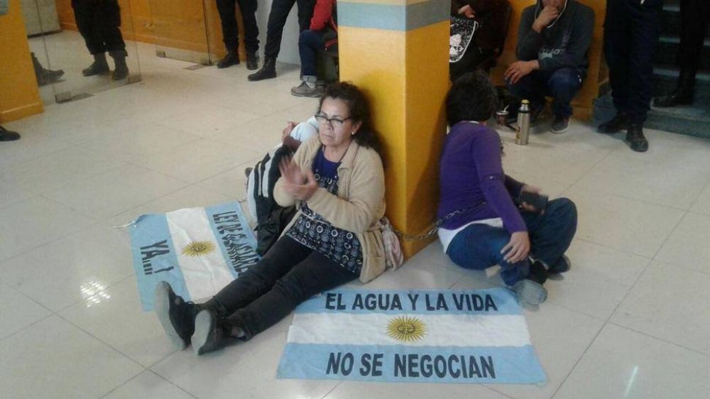 Asamble�stas: contin�a la toma del edificio municipal de J�chal