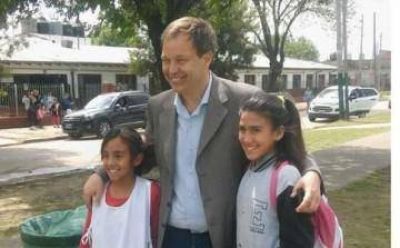 Cascallares junto a �El Estado Presente en Tu Barrio� en Longchamps
