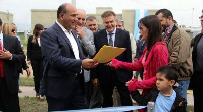 Manzur: �Cada vez que se entrega una casa damos un paso adelante�