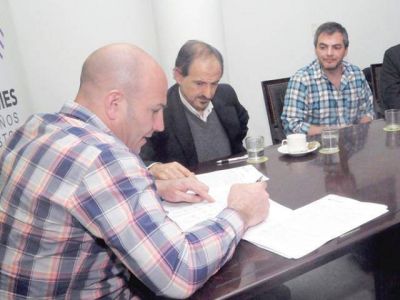 Firmaron contratos para obras h�dricas