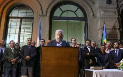 Intendente aument� el sueldo de sus funcionarios pol�ticos y lo ocult�