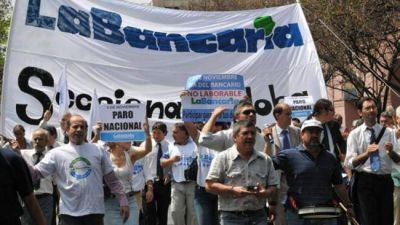 Los bancarios paran tres horas hoy y ma�ana