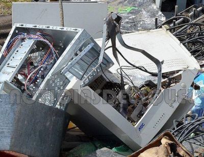 Actuaciones por basura inform�tica que arrojaron frente a una escuela